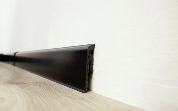 Arbiton VIGO 60 Flexibele PVC plint – Antraciet (RAL 7024) – 60x15mm – 220cm