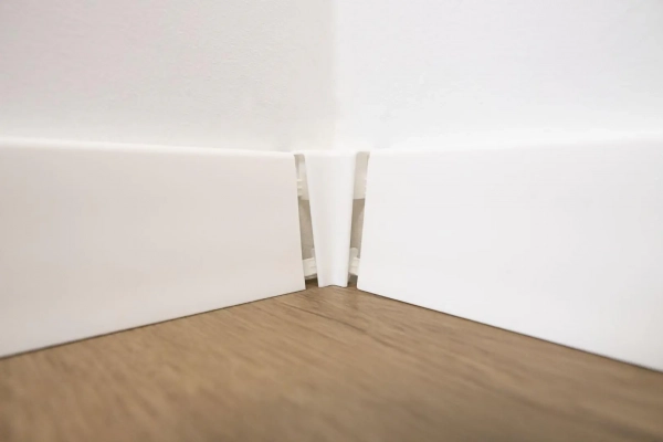 Arbiton STIQ+ Plint binnenhoek – Wit (2 stuks)