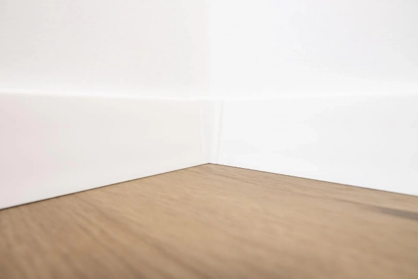 Arbiton STIQ+ Plint binnenhoek – Wit (2 stuks)