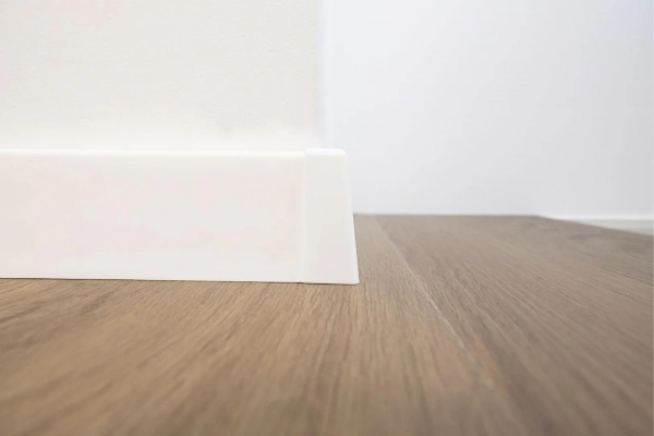 Arbiton STIQ+ Plint buitenhoek – Wit (2 stuks)