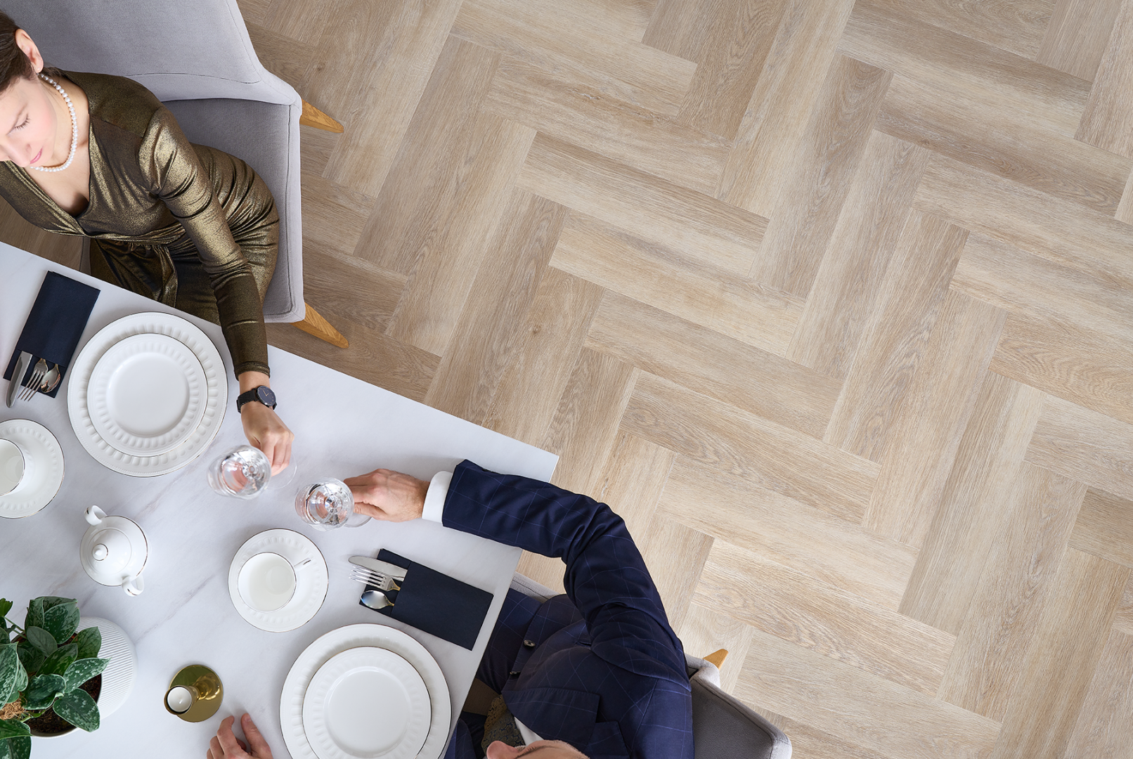 Visgraat PVC-vloer in een eetkamer